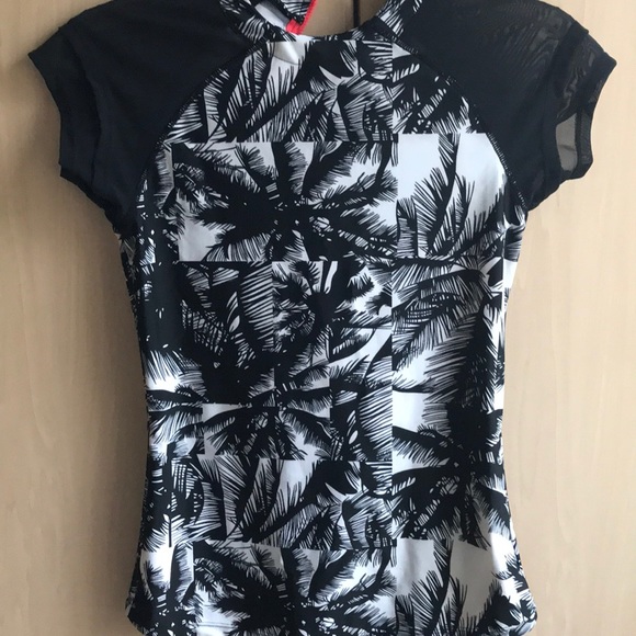 Fabletics Rash Guard Sz Small EUC - Picture 7 of 9